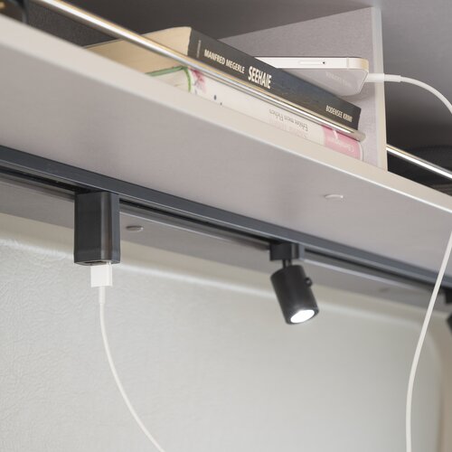 HOCHWERTIGE LICHTSCHIENE | Die passenden Spots und USB-Steckdosen der Lichtschiene in Anthrazit sorgen für ein besonders modernes Design.