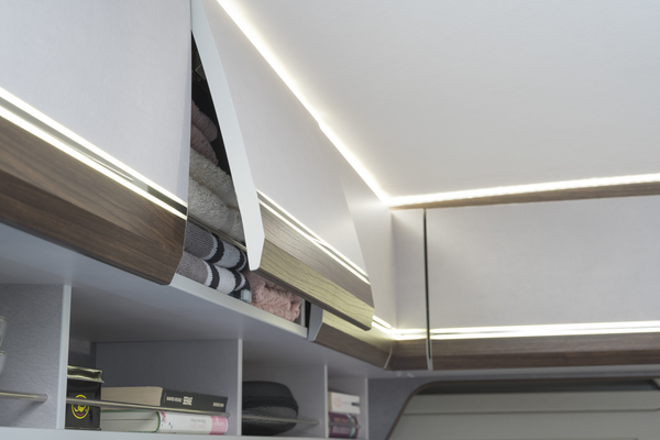 SPACIOUS CEILING CABINETS | The guardrail in the ceiling cabinets additionally secures large and heavy items, while the optically continuous LED strips in the hatches provide even more light.