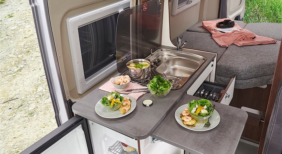 Küche mit Kompressorkühlschrank | Zwei Scharniere erleichtern den Zugriff von innen und außen