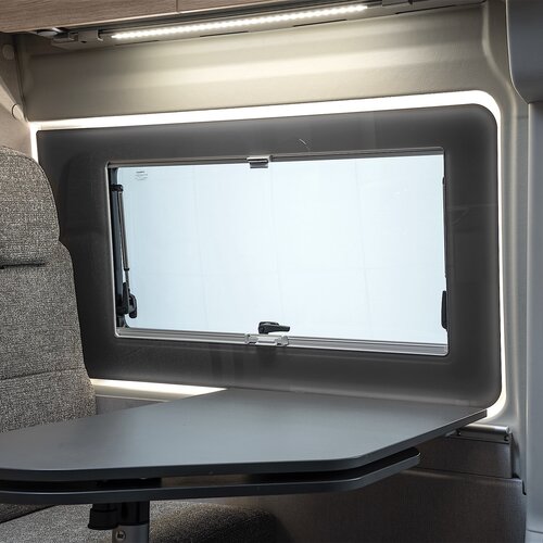 LED BELEUCHTUNG | Hochwertiges Wandpanel mit indirekter LED Beleuchtung in der Sitzgruppe.