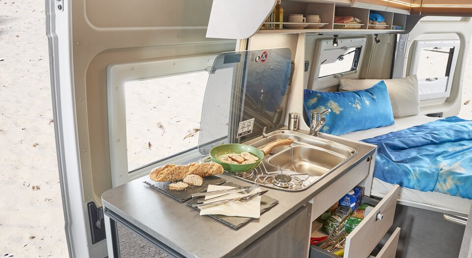 Keuken met compressorkoelkast | Twee scharnieren maken het gemakkelijk toegankelijk van binnen en buiten