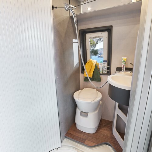 BAGNO CENTRALE | Bagno e divisore in uno: la porta scorrevole trasforma l’interno del bagno in una ampia doccia. 