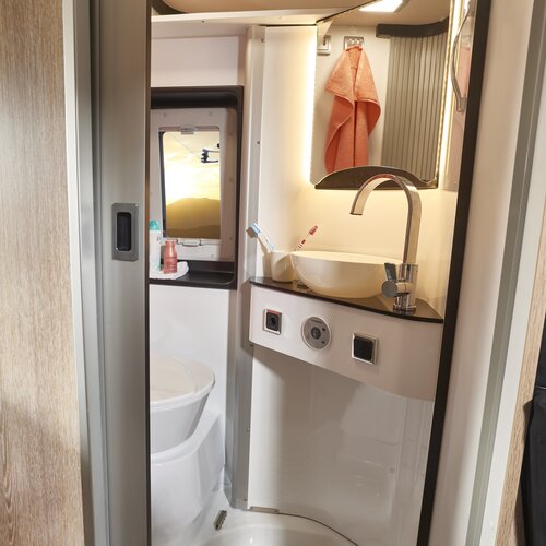 Zwenkwand | Dankzij de draaibare wand worden de douche en het draaitoilet met wastafel aparte ruimtes. Met krasvaste keramische inleg.