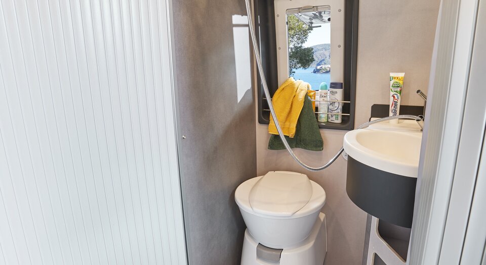 BAÑO ESPACIOSO | Cuarto de baño y separador de ambiente en uno: la persiana enrollable transforma el interior en una espaciosa ducha.